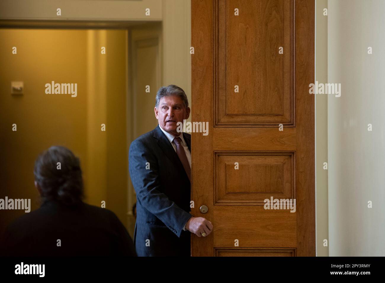 US-Senator Joe Manchin III (Demokrat von West Virginia) trifft am Dienstag, den 2. Mai 2023, auf der Pressekonferenz zum politischen Mittagessen des Senats der Demokraten im US-Kapitol in Washington ein. Kredit: Rod Lamkey/CNP/MediaPunch Stockfoto