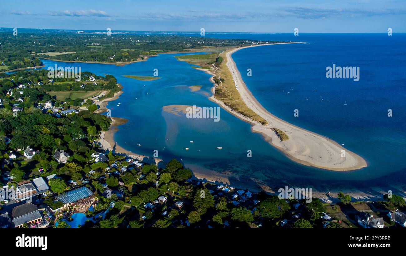 Blick aus der Vogelperspektive auf den Punkt Groasguen in Bénodet, Frankreich - Sandy cay in der Bretagne im Atlantischen Ozean Stockfoto