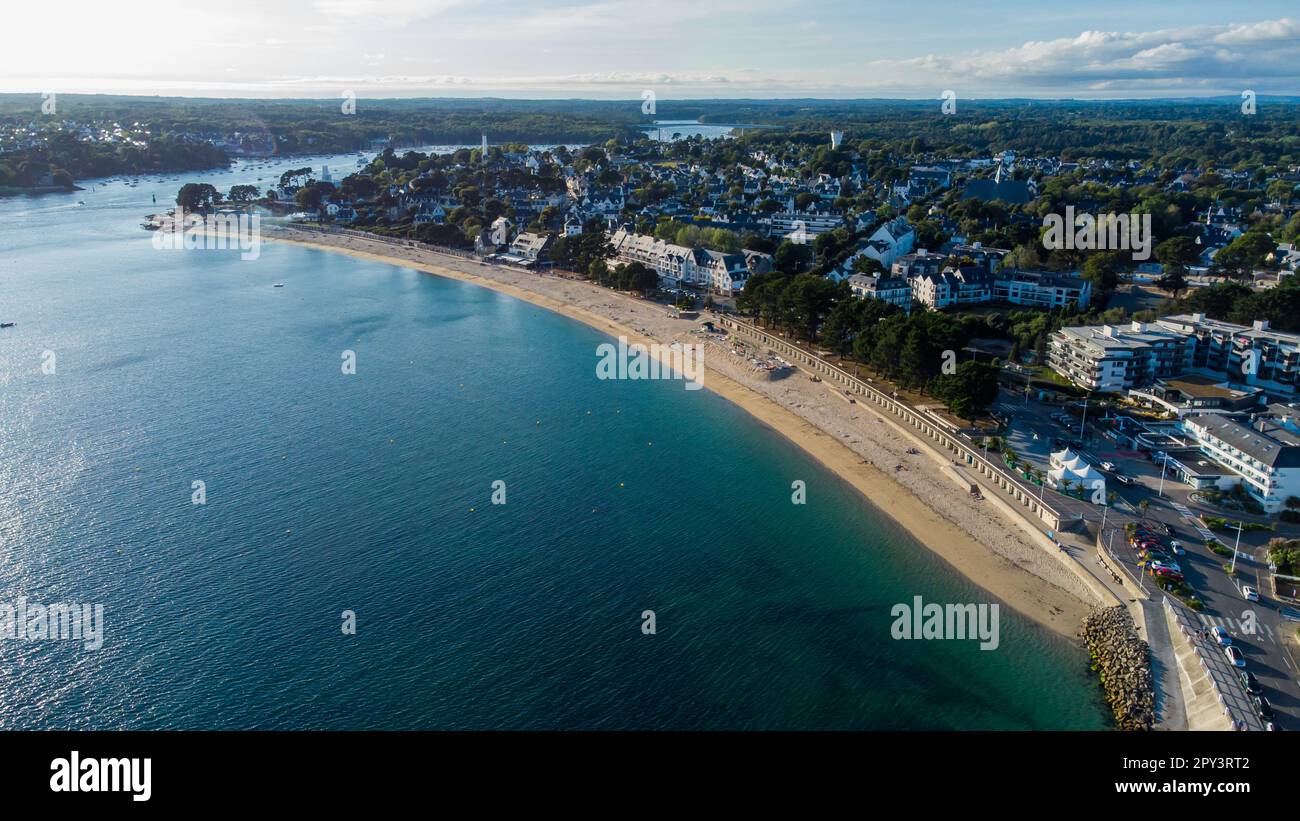 Bénodet, ein Badeort am Meer in Finistère, Frankreich - Sandstrand am Atlantik im Süden der Bretagne aus der Vogelperspektive Stockfoto