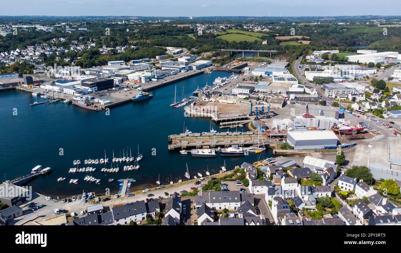 Concarneau, eine mittelalterliche, von Mauern umgebene Stadt in der Bretagne, Frankreich - moderner französischer Hafen im Atlantik Stockfoto