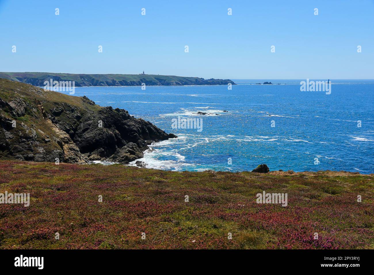 Pointe du Raz aus Sicht der Pointe du Van im Westen Frankreichs, Bretagne Stockfoto