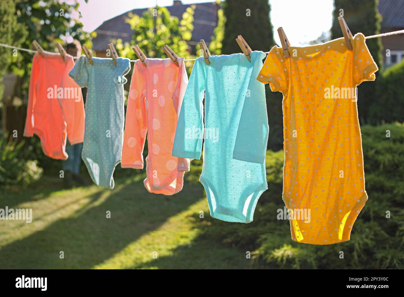 Babykleidung trocknet an der Wäscheleine im Freien Stockfoto