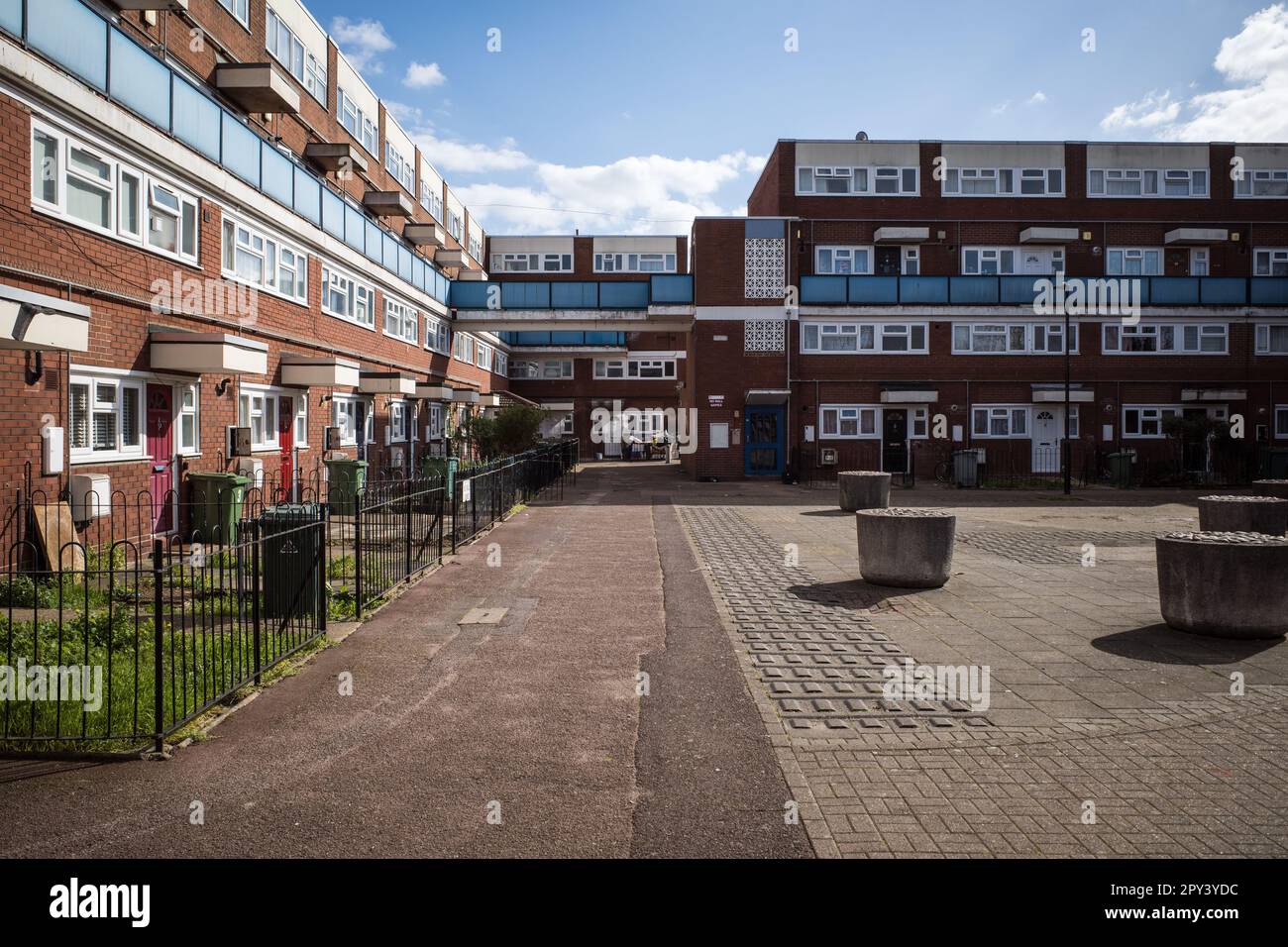 Flache wohnungen im stadtrat. 70s Wohnsiedlung in Custom House, Newham, East London. Für die Sanierung vorgesehen. England, Großbritannien. Stockfoto