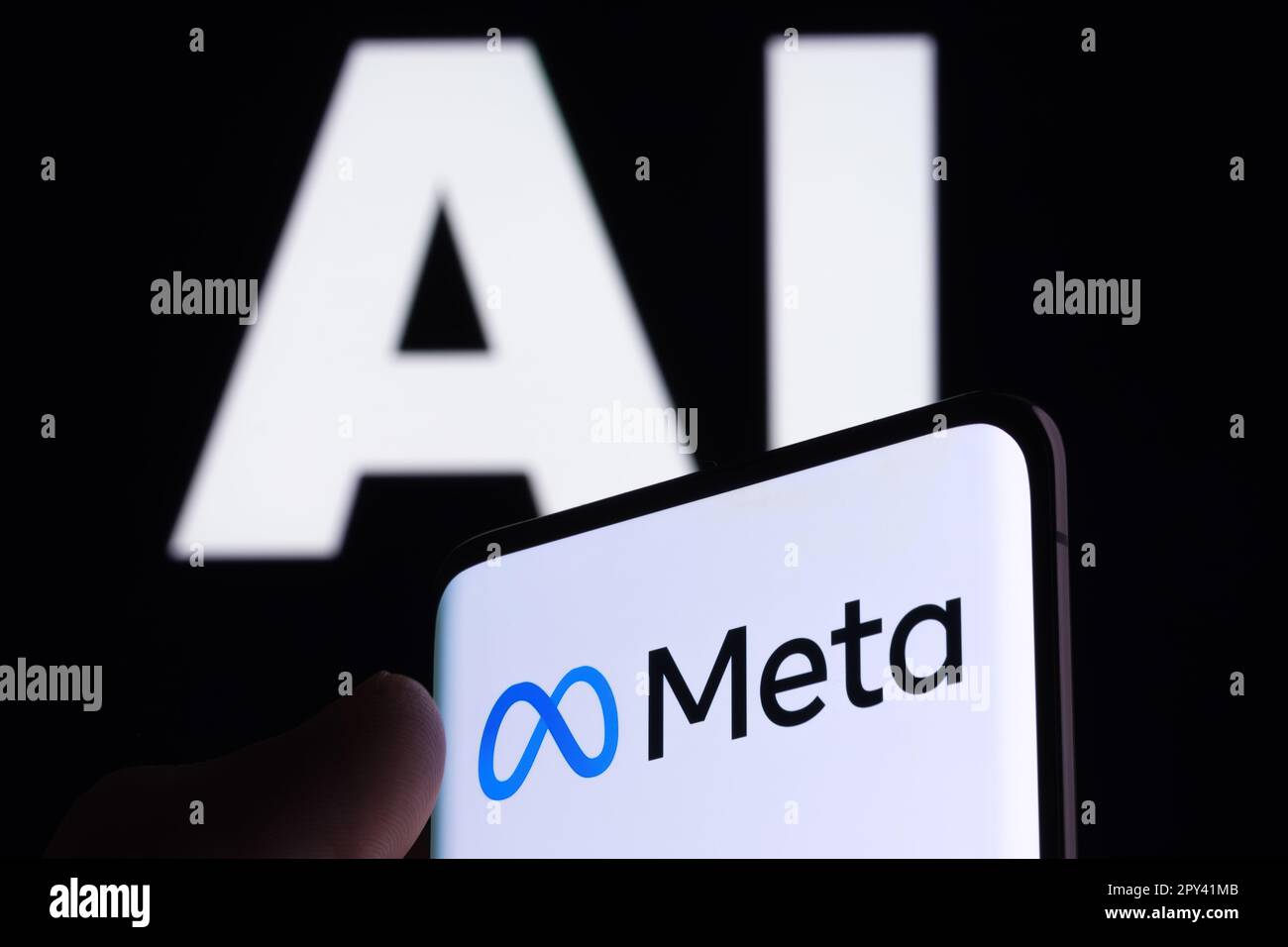 Meta-Logo auf Smartphone und AI-Buchstaben auf dem Hintergrund. Konzept für die künstliche Intelligenz von Meta Facebook. Stafford, Großbritannien, 2. Mai 2023 Stockfoto