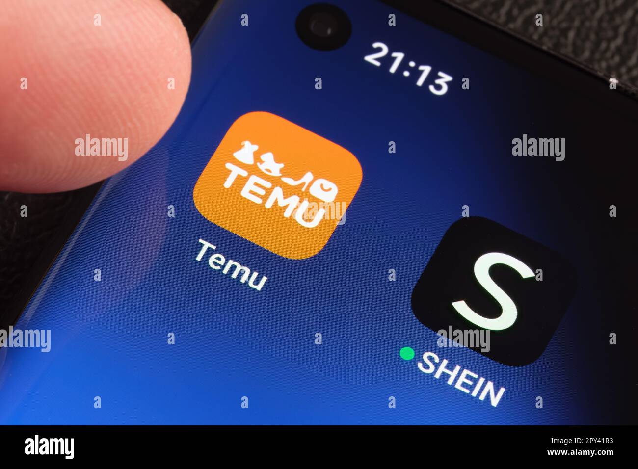 TEMU- und SHEIN-Apps werden auf dem Bildschirm des Smartphones angezeigt. Temu App und Shein App sind chinesische Einkaufsplattformen für das Budget. Stafford, United Kindom, 2. Mai 20 Stockfoto