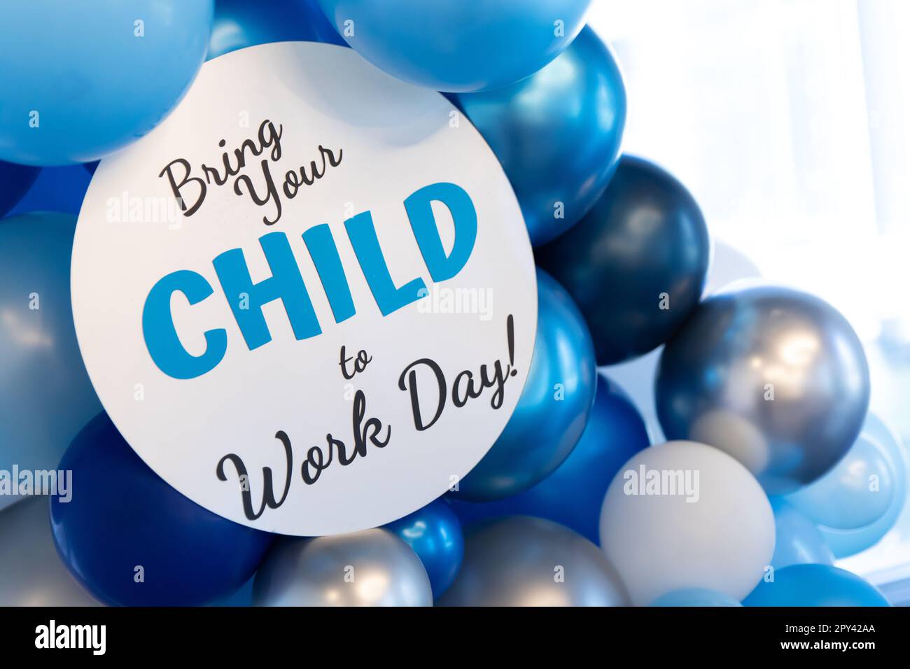 Schild „Bring Your Child to Work Day“ mit blauen Ballons Stockfoto