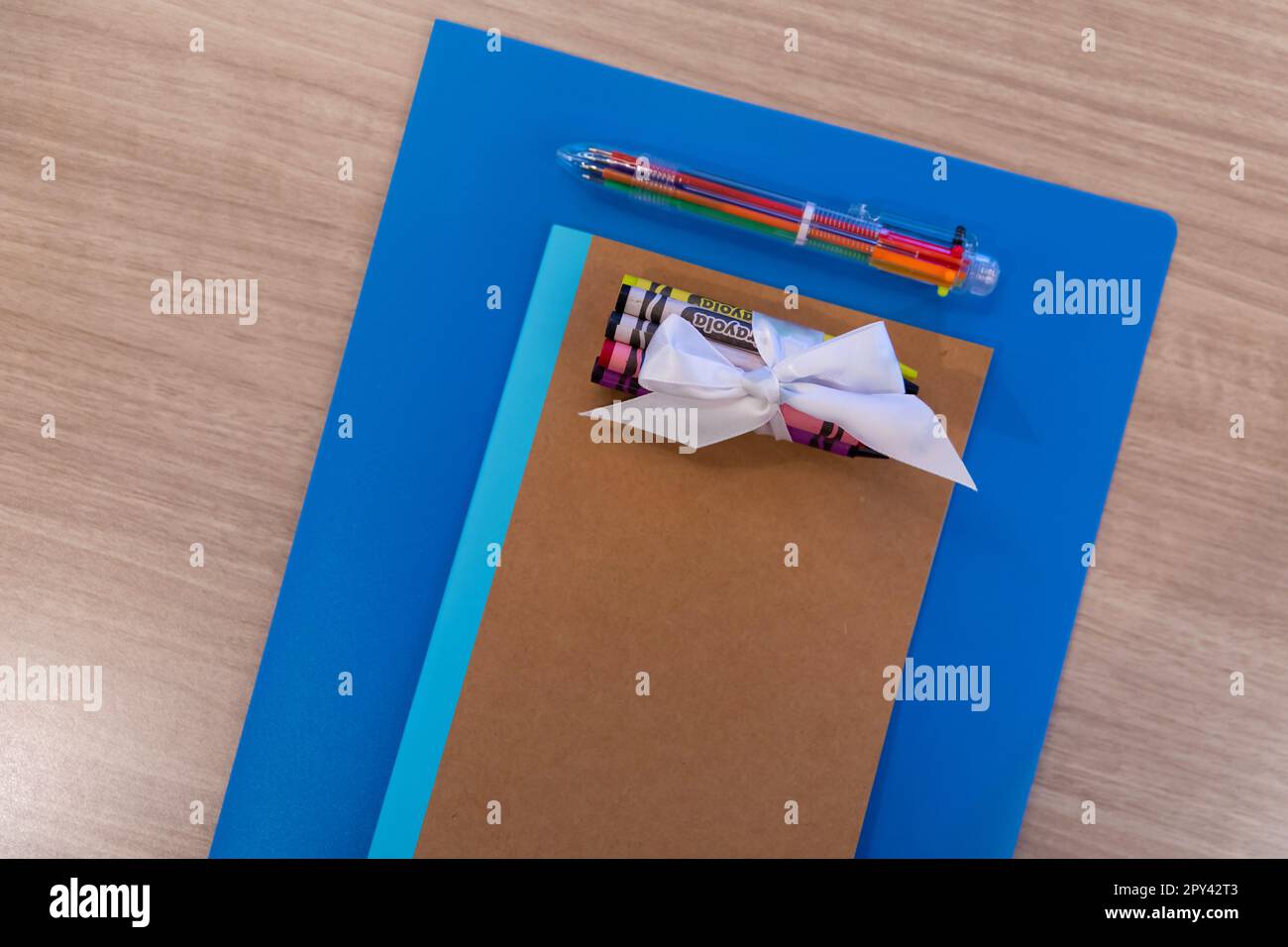 Nahaufnahme des blauen Ordners mit Notizblock und Buntstiften Stockfoto