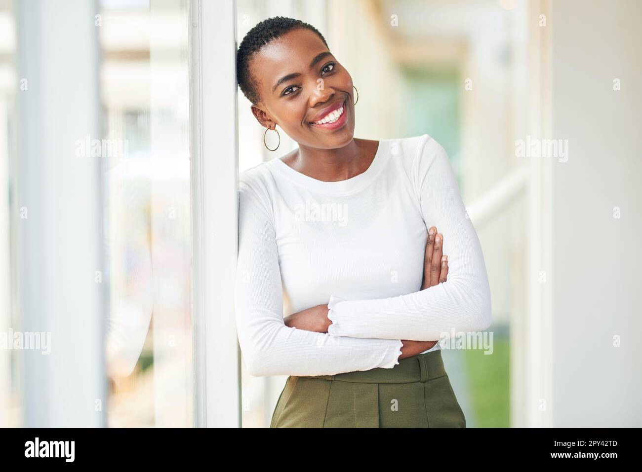 Je besser das Geschäft läuft, desto heller ist mein Lächeln. Porträt einer selbstbewussten jungen Geschäftsfrau, die in einem modernen Büro arbeitet. Stockfoto