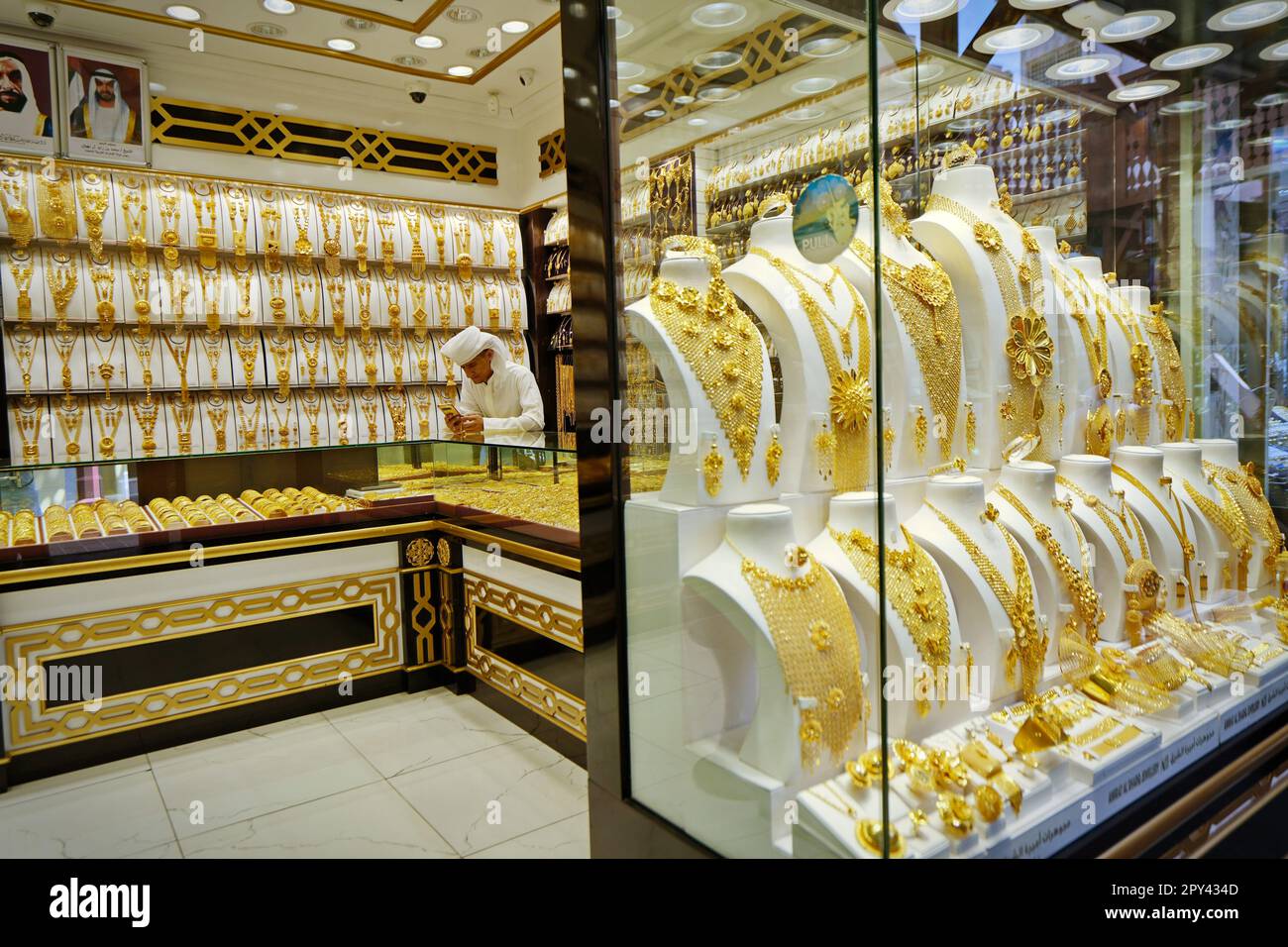 Dubai Gold Souk Marktfenster mit Schmuck, Halsketten, Kleid und luxuriösen Accessoires. DUBAI, VEREINIGTE ARABISCHE EMIRATE - APRIL 2023 Stockfoto