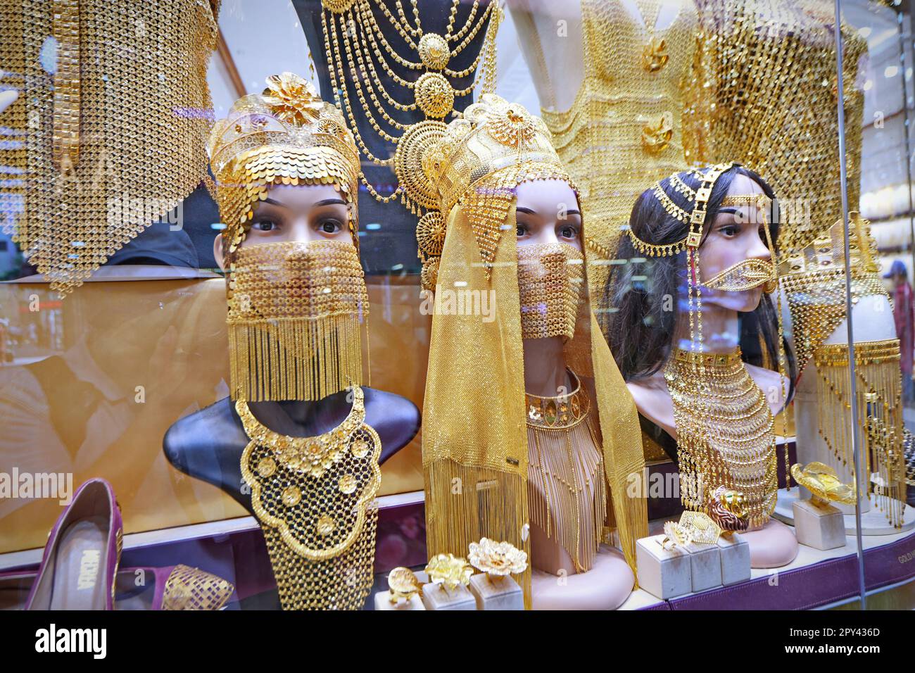 Dubai Gold Souk Marktfenster mit Schmuck, Halsketten, Kleid und luxuriösen Accessoires. DUBAI, VEREINIGTE ARABISCHE EMIRATE - APRIL 2023 Stockfoto