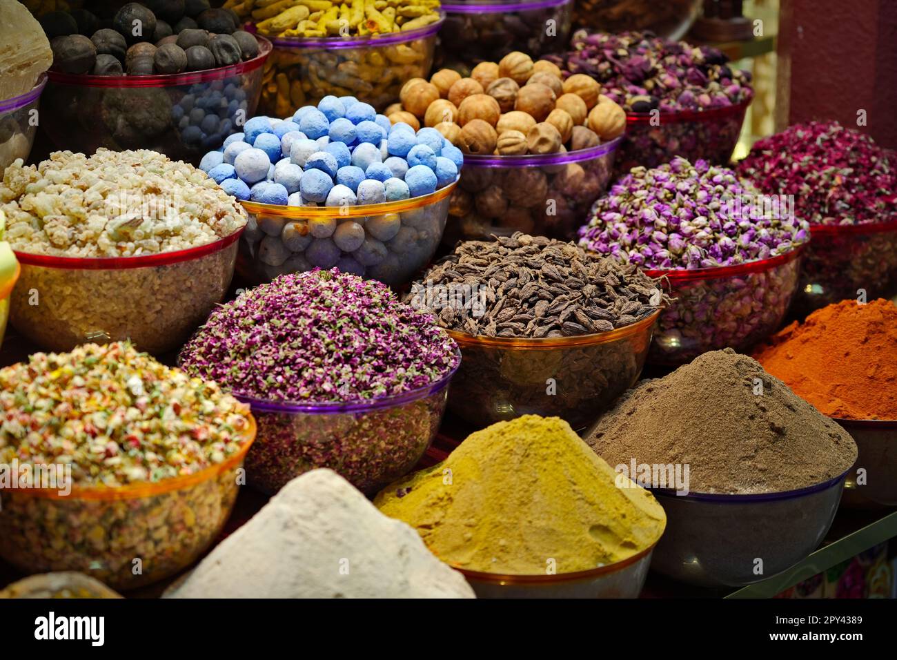 Verschiedene Gewürze und getrocknete Kräuterblumen auf dem arabischen Straßenmarkt. Dubai Spice Souk in Deira, Vereinigte Arabische Emirate. Stockfoto