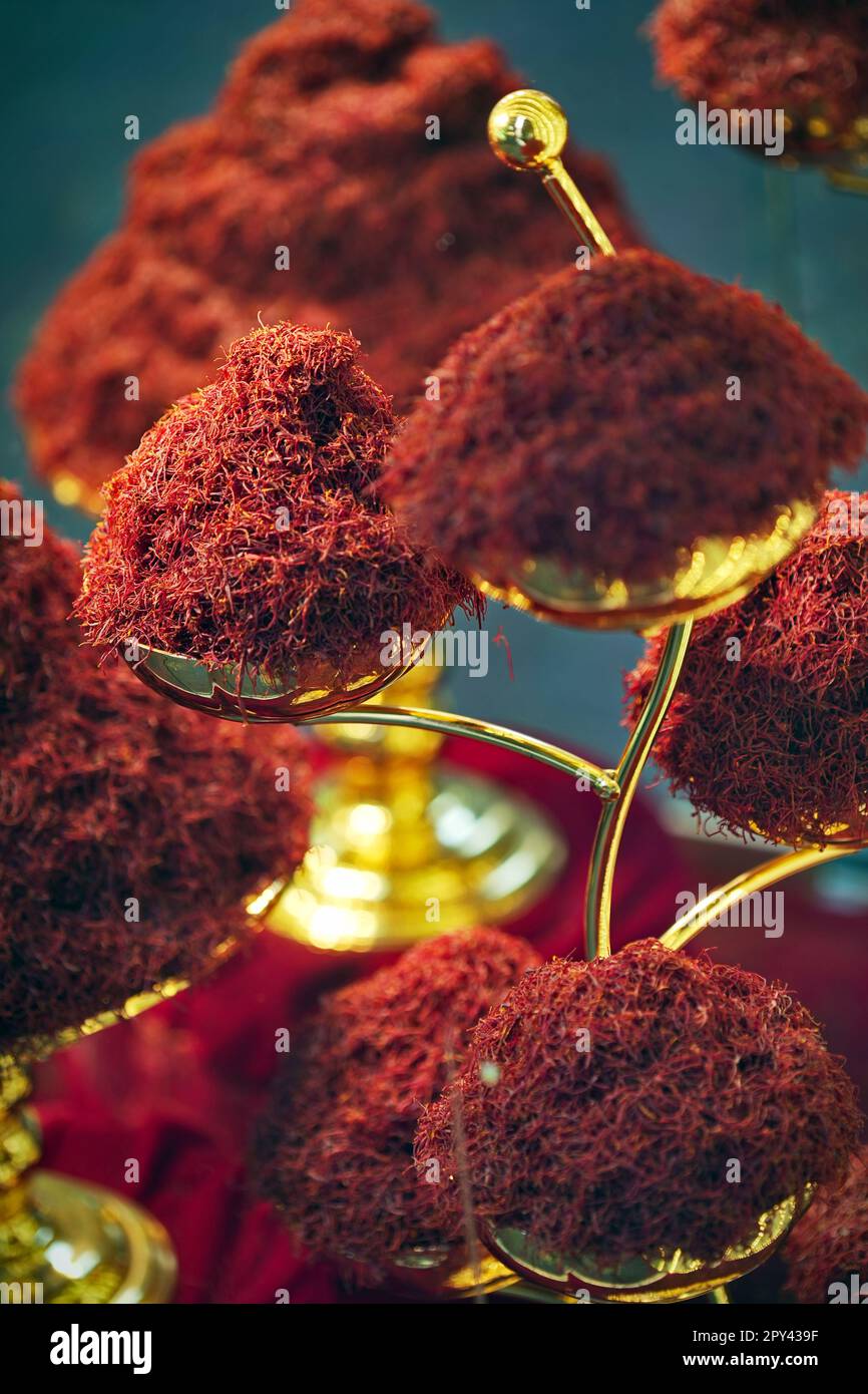 Rohe organische rote Safran-Gewürze in einer Schüssel. Luxuriöser Geschmack und teure Gewürze Konzeptionsidee mit Nahaufnahme von losen Safran-Gewürzen. Stockfoto