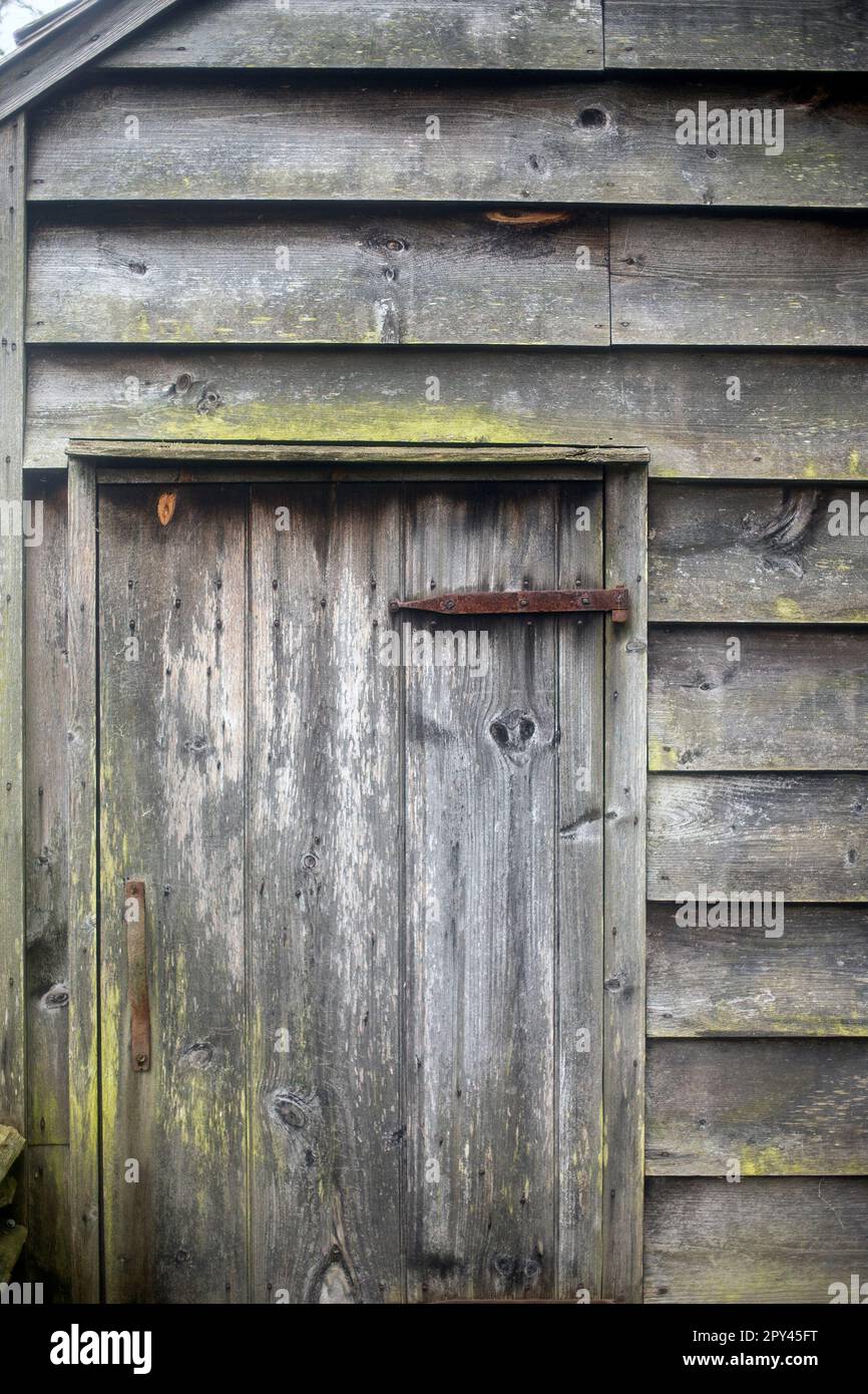 Rustikale Holztür einer alten Scheune Stockfoto