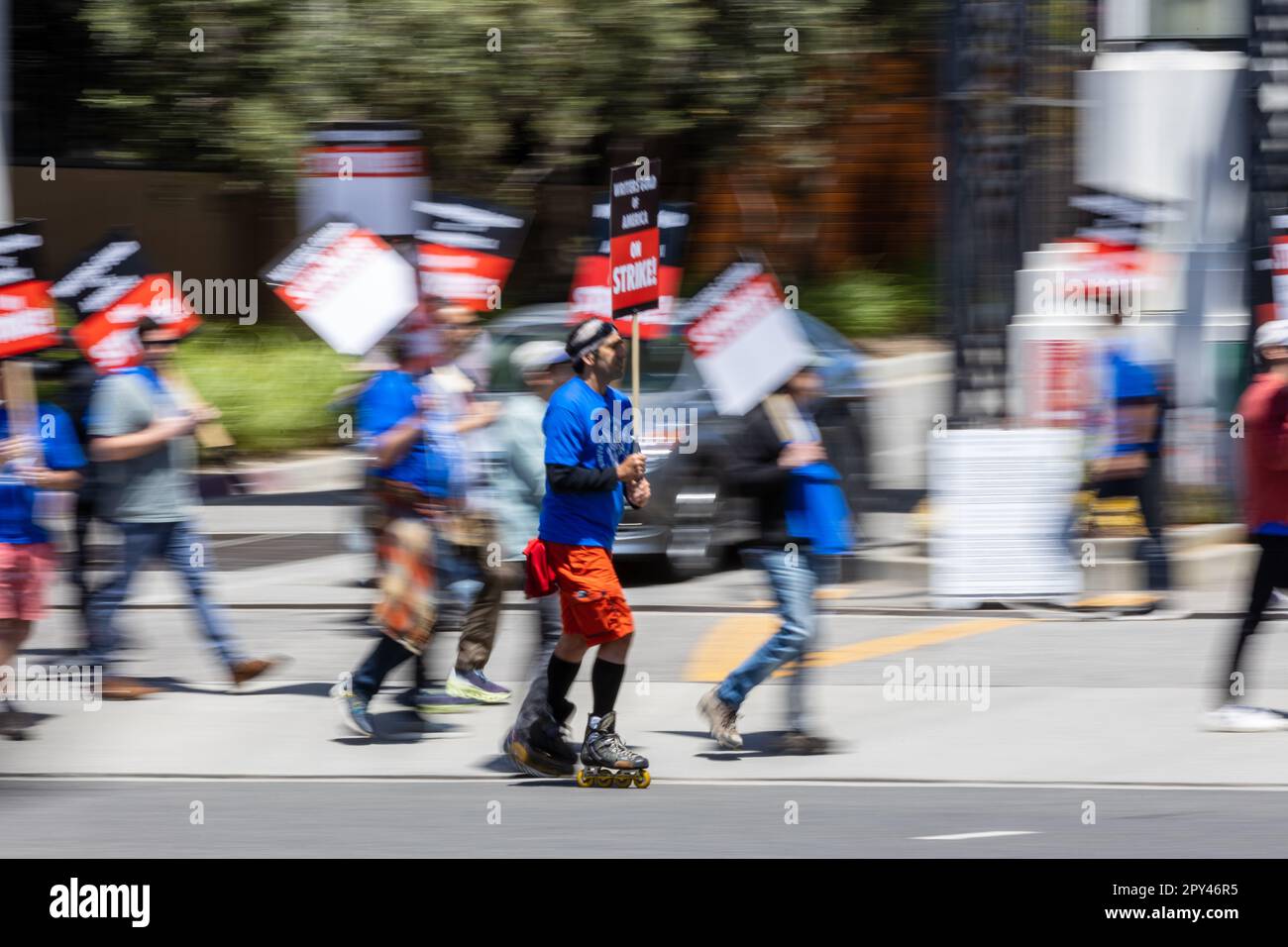 2. Mai 2023 - Culver City, Kalifornien : Mitglieder der Writers Guild of America vor den Sony Pictures Studios. Stockfoto