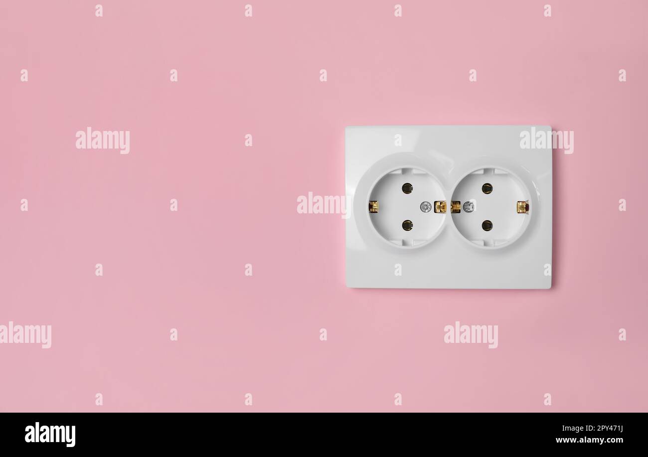 Steckdose mit eingestecktem Stecker an hellblauer Wand, Platz für Text.  Stromversorgung Stockfotografie - Alamy