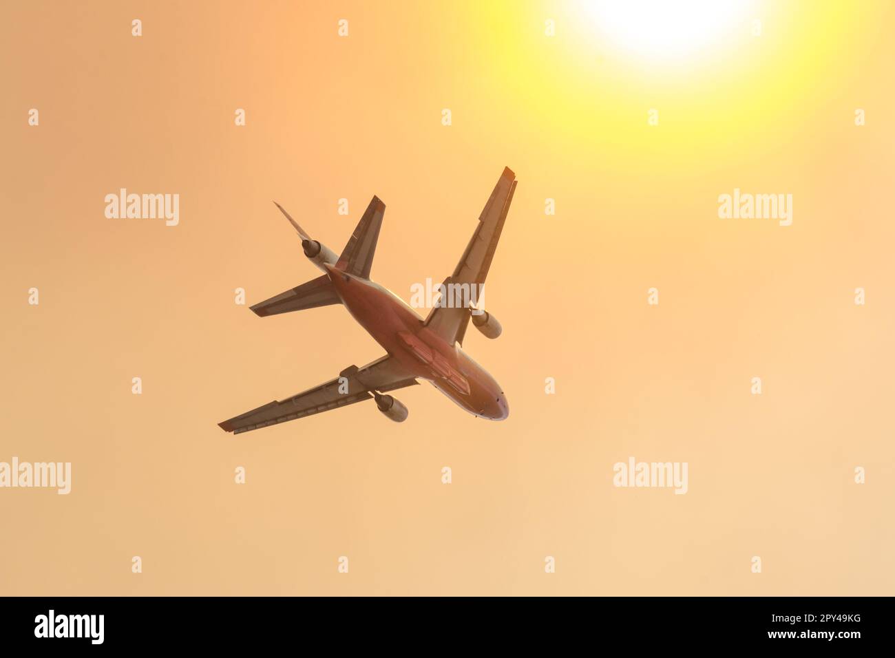 Die Sonne wird vom Rauch verdeckt, während ein modifizierter McDonnell Douglas DC-10-30-Jet am Samstag, den 20. September 2020, gegen das Bobcat-Feuer Kaliforniens kämpft. Stockfoto