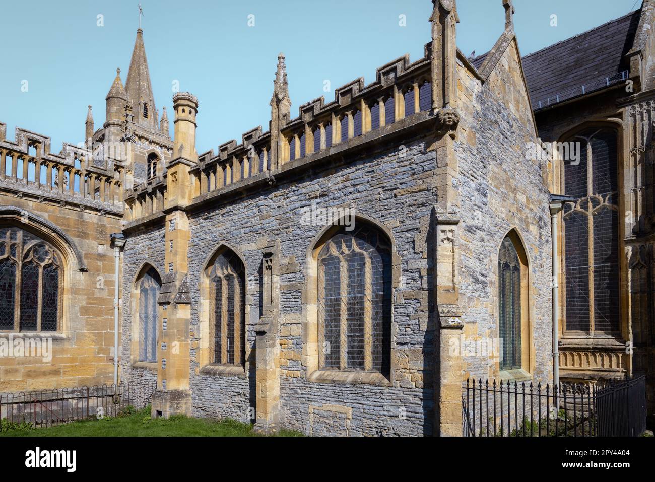 St.-Lorenz-Kirche, Evesham. Die Kirche, die heute überflüssig ist, steht in der Nähe der Allerheiligen Kirche und des Glockenturms der ehemaligen Evesham Abbey. Stockfoto