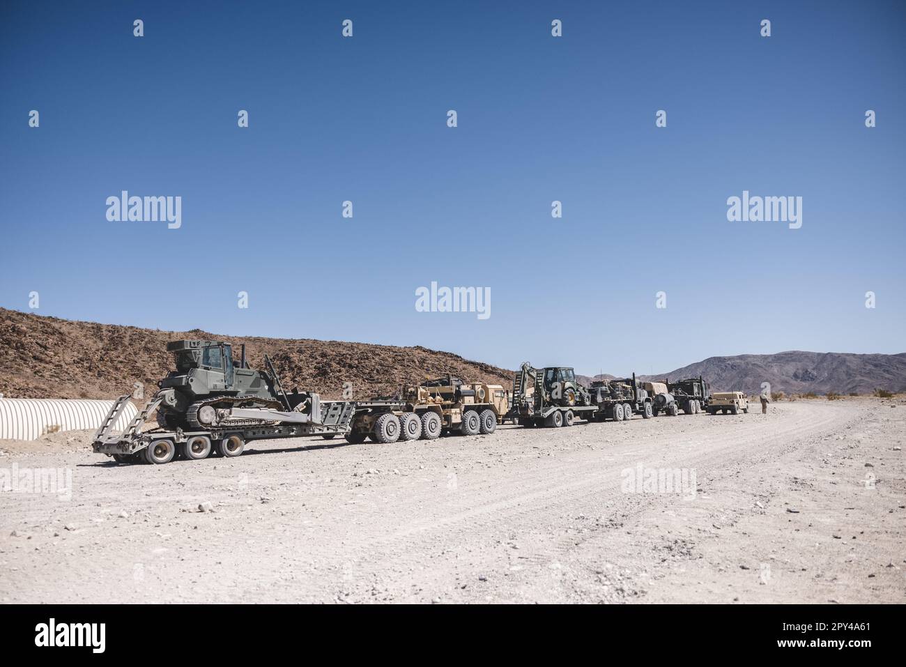 USA Marines mit Combat Logistics Battalion 24, Combat Logistics Regiment 2, 2. Marine Logistics Group, sichern einen Standort während der Integrated Training Exercise (ITX) 3-23 in Camp Wilson, Kalifornien, April. 25, 2023. Ziel des ITX 3-23 ist es, Kampfbedingungen zu simulieren, um den raschen Entscheidungsfindungszyklus zu verbessern, und die Fähigkeit des MAGTF zu verbessern, Missionen im gesamten Spektrum militärischer Operationen anzupassen und durchzuführen. (USA Marinekorps Foto von CPL. Meshaq Hylton) Stockfoto