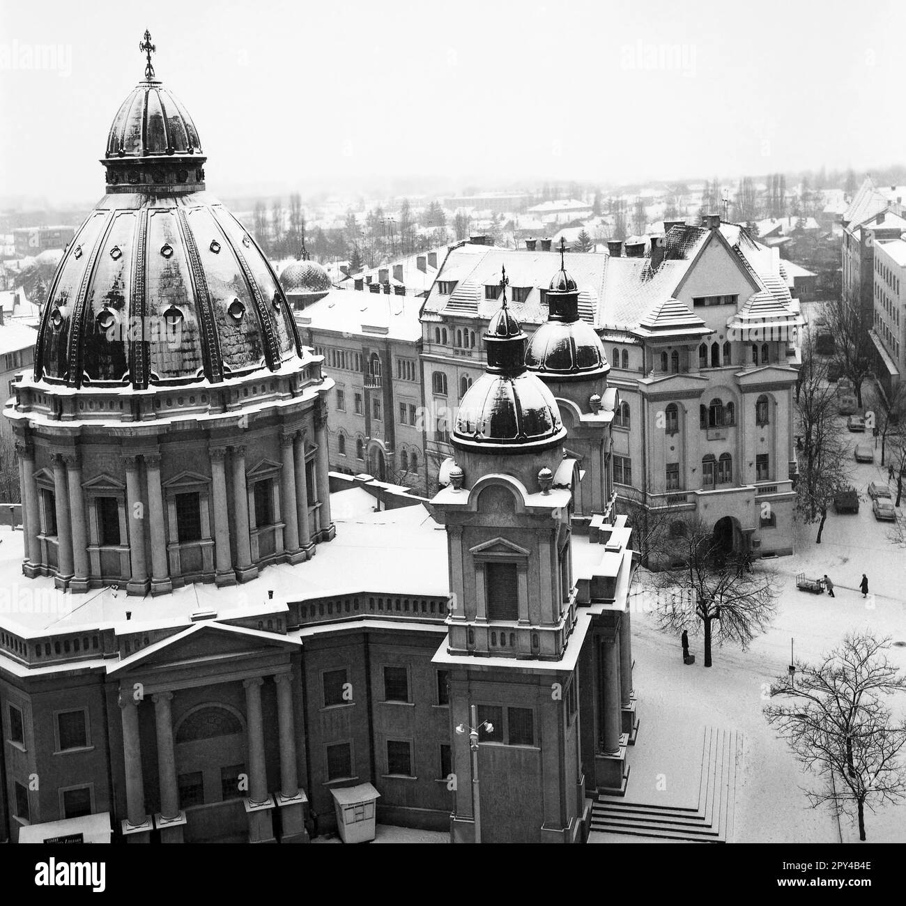 Târgu Mureș, Rumänien, ca. 1976. Blick auf die Verkündigungskirche (geboren 1936) und die Arbeitsaufsichtsbehörde. Stockfoto
