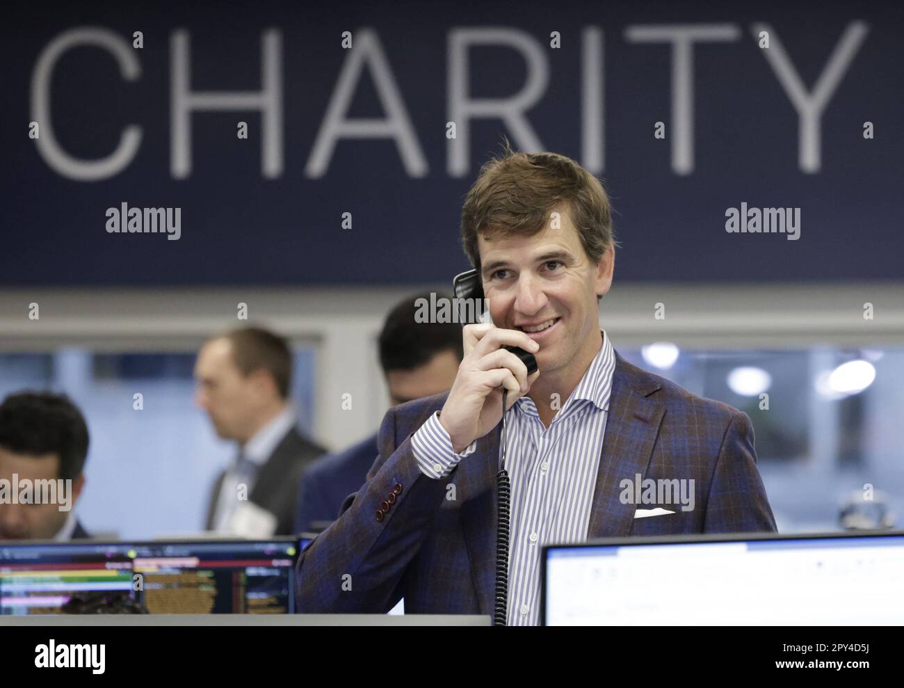 New York, Usa. 02. Mai 2023. Der ehemalige Quarterback der New York Giants, Eli Manning, spricht am 2. Mai 2023 bei den BTIG Commissions for Charity Day 2023 in New York City mit einem Kunden. Foto: John Angelillo/UPI Credit: UPI/Alamy Live News Stockfoto