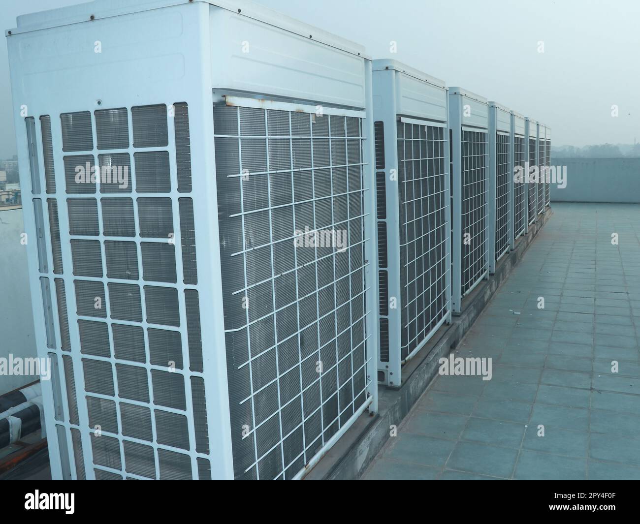 Kondensator für industrielle Klimaanlagen (Außeneinheit) auf dem Dach des Bürogebäudes - zentrale Klimaanlage Stockfoto