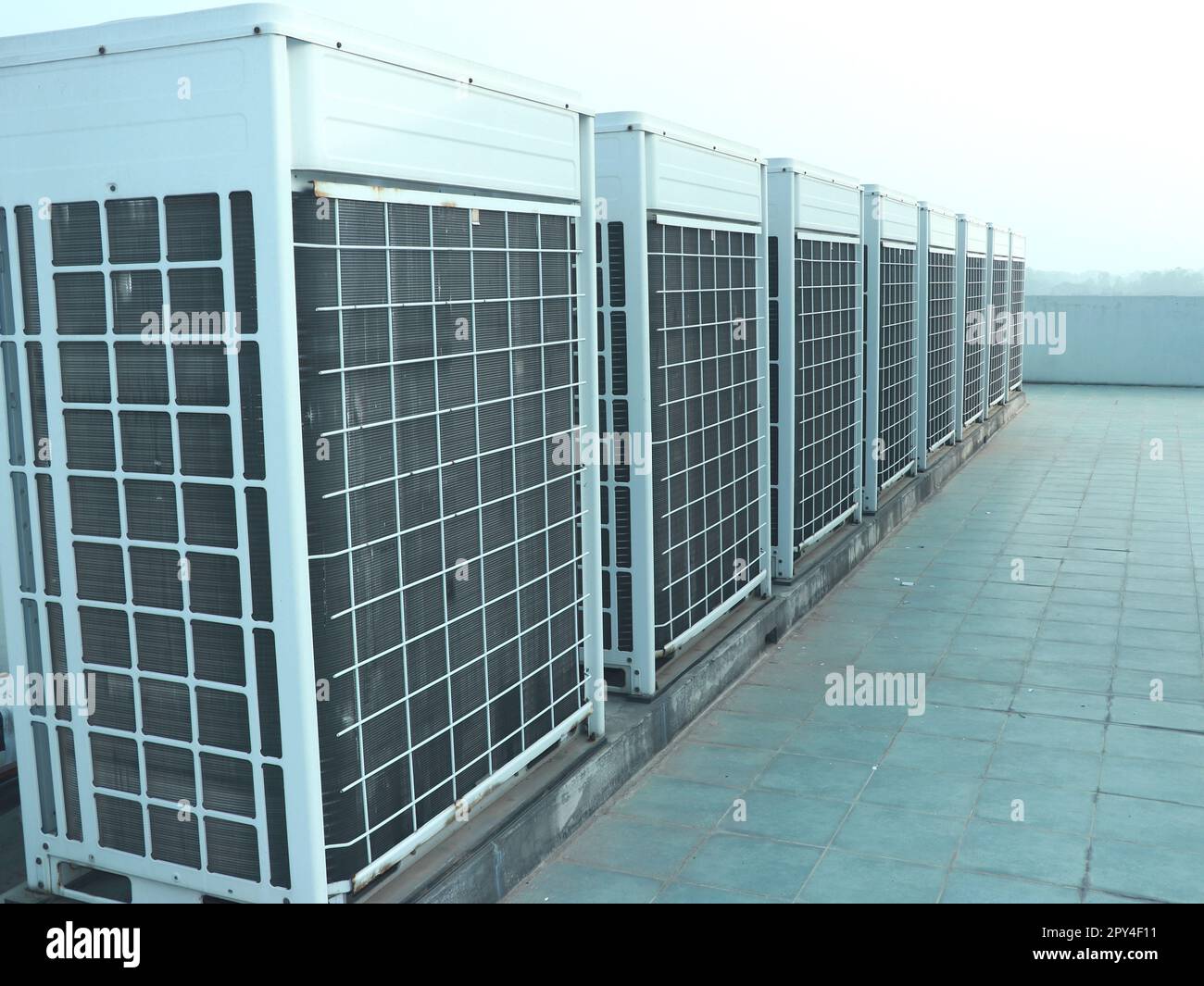 Industrielle Klimaanlagen-Kondensatoren (Außeneinheit) auf dem Dach des Bürogebäudes in Dhaka - Kühlung, Heizung und Luftqualität Stockfoto