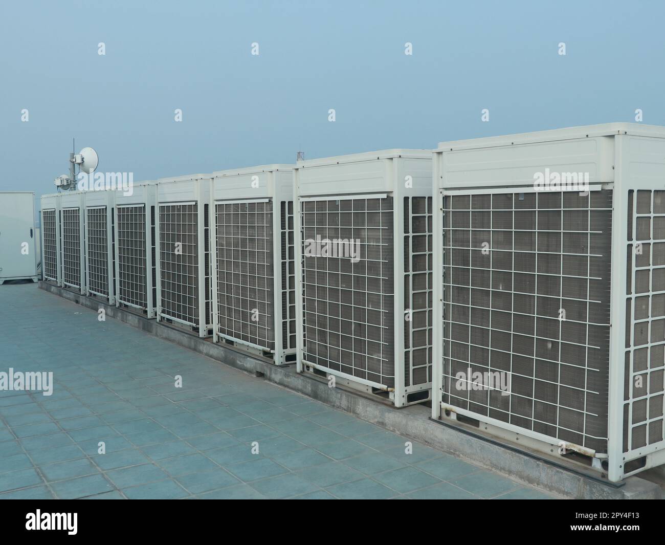 Industrielle Klimaanlagen-Kondensatoren (Außeneinheit) auf dem Dach des Bürogebäudes in Dhaka. Stockfoto Industrielle Klimaanlagen-Kondensatoren (Außeneinheit) auf dem Dach des Bürogebäudes in Dhaka. Stockfoto