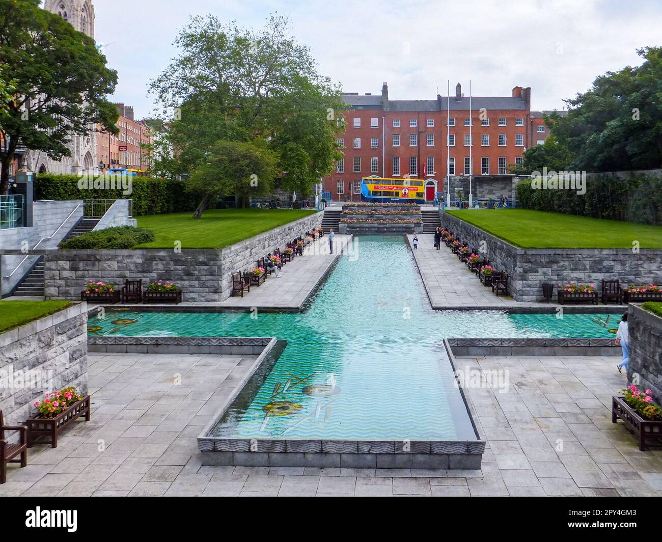 Ein kreuzförmiger Pool ist Teil des Garden of Remembrance Memorial am Parnell Square in Dublin, Irland. Stockfoto