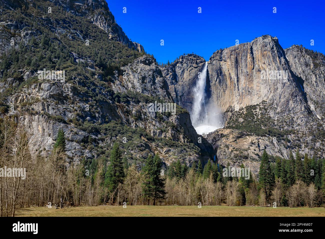 Malerischer Blick auf die Yosemite Falls mit dem im Frühling gefrorenen Schneekegel im Yosemite National Park, Sierra Nevada Bergkette in Kalifornien, USA Stockfoto