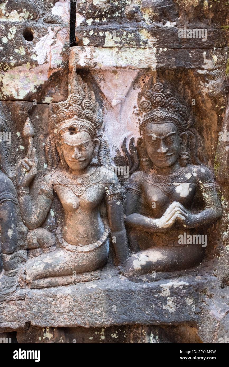 Kambodscha: Königliche Konsortien auf einem inneren Bas-Relief der Terrasse des aussätzigen Königs, Angkor Thom. Die Terrasse des Aussätzigen Königs wurde während der Herrschaft von König Jayavarman VII. Erbaut Angkor Thom, was „die große Stadt“ bedeutet, liegt eine Meile nördlich von Angkor Wat. Es wurde im späten 12. Jahrhundert von König Jayavarman VII erbaut und umfasst eine Fläche von 9 km², in der sich mehrere Denkmäler aus früheren Epochen sowie die von Jayavarman und seinen Nachfolgern errichteten befinden. Es wird angenommen, dass es eine Bevölkerung von 80.000 bis 150.000 Menschen erhalten hat. Stockfoto