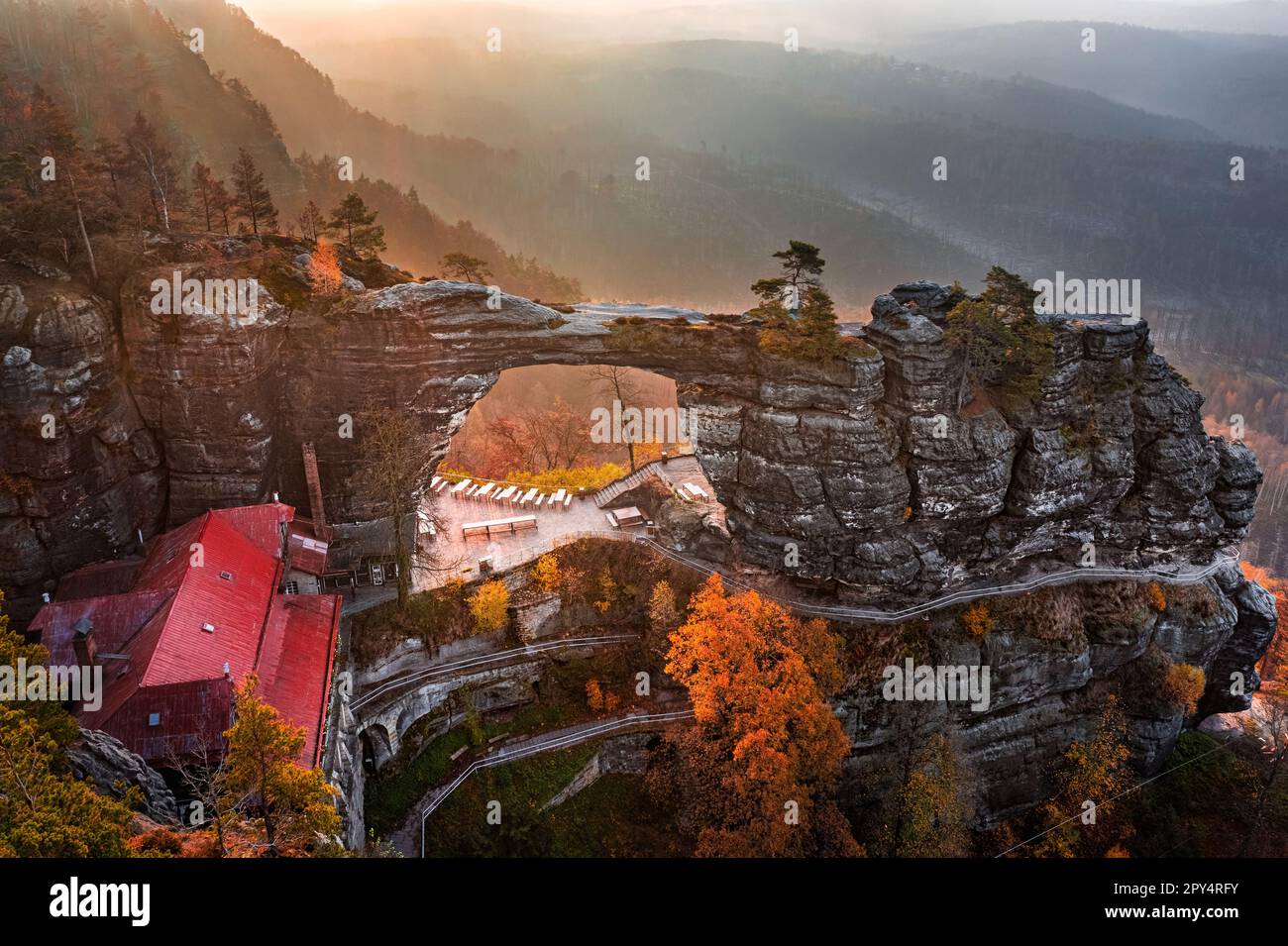 Hrensko, Tschechische Republik - das wunderschöne Pravcicka Brana (Pravcicka-Tor) im Nationalpark Böhmische Schweiz bei Sonnenaufgang im Herbst aus der Vogelperspektive Stockfoto