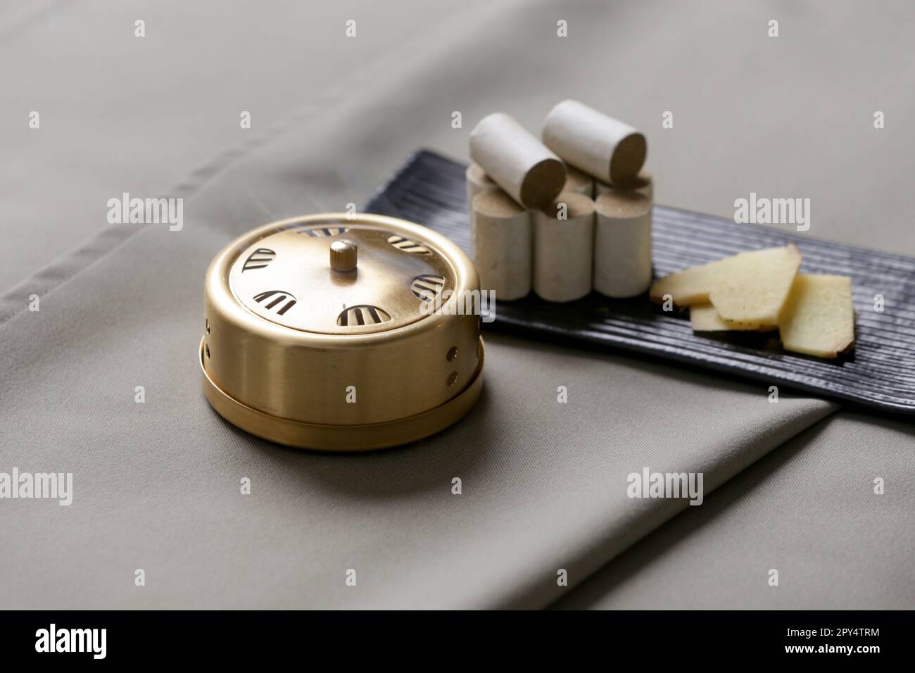 Moxibustionstherapie - traditionelle chinesische Medizintechnik für die Akupunkturpunkterhitzungstherapie. Chinesische Kräutermedizin. Moxibustions-Kupferbrenner Stockfoto