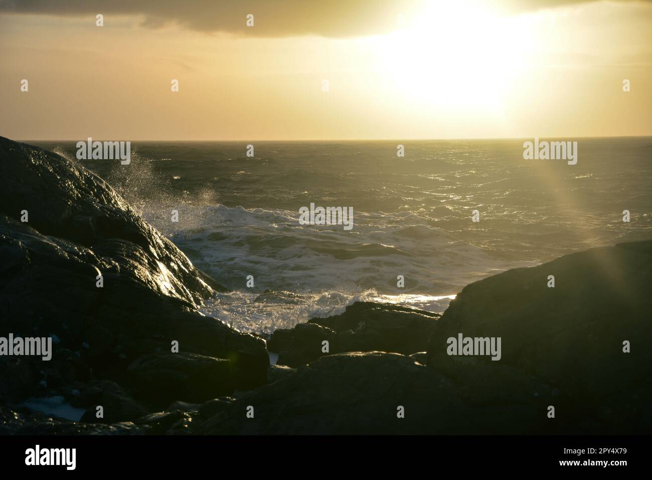 Felsige Küste bei Sonnenuntergang - Mølen, Norwegen Stockfoto