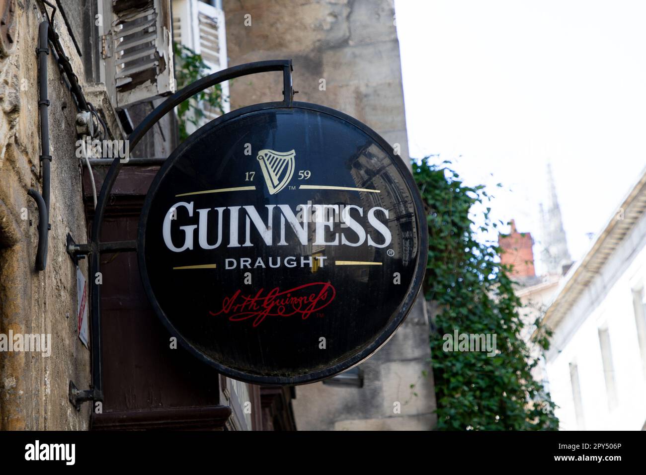 Bordeaux , Aquitaine France - 04 17 2023 : guinness-Schild und Logo-Marke von irischem Bier am Straßeneingang Restaurant Pub Bar Wandfassade Stockfoto