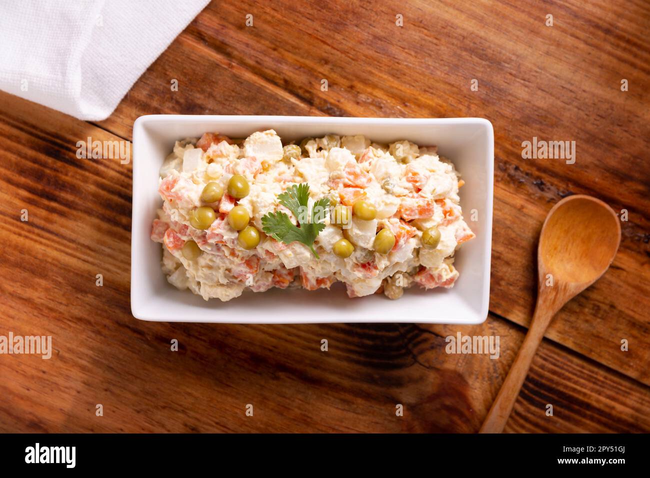 Russischer Salat, auch bekannt als Olivier-Salat. Das Gericht ist in mehreren Ländern sehr beliebt und die Hauptzutaten sind häufig Kartoffeln, Mayonnaise und vegetab Stockfoto