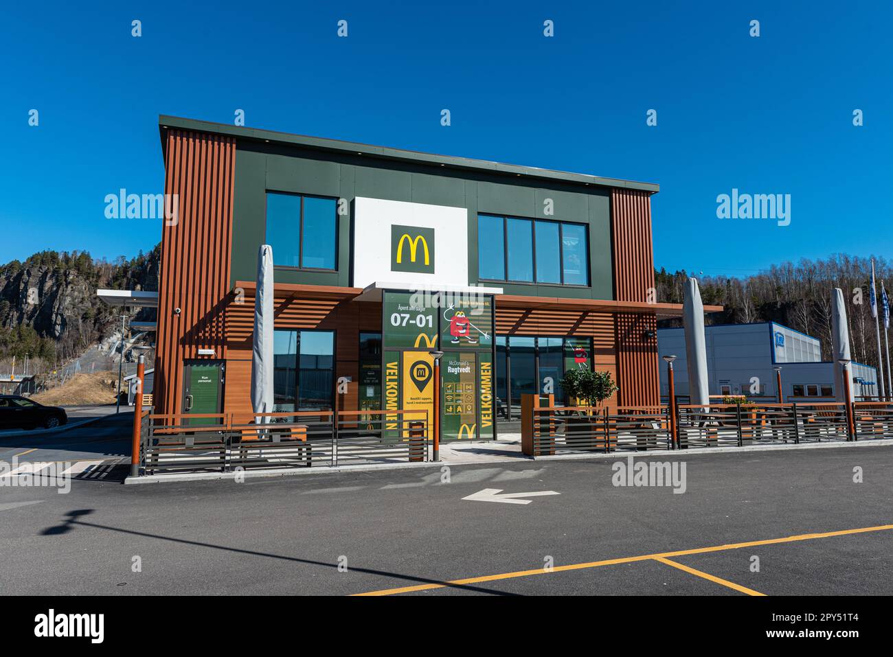 Bamble, Norwegen - April 15 2022: Außenansicht des McDonalds Restaurants in Rugtvedt. Stockfoto