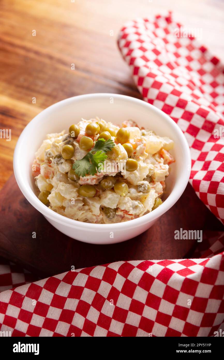 Russischer Salat, auch bekannt als Olivier-Salat. Das Gericht ist in ...