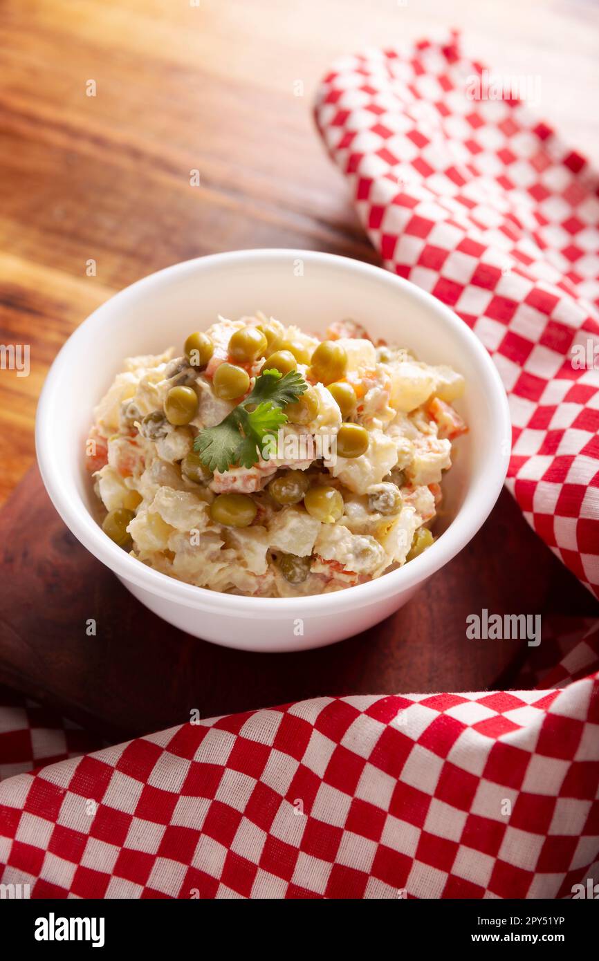 Russischer Salat, auch bekannt als Olivier-Salat. Das Gericht ist in mehreren Ländern sehr beliebt und die Hauptzutaten sind häufig Kartoffeln, Mayonnaise und vegetab Stockfoto