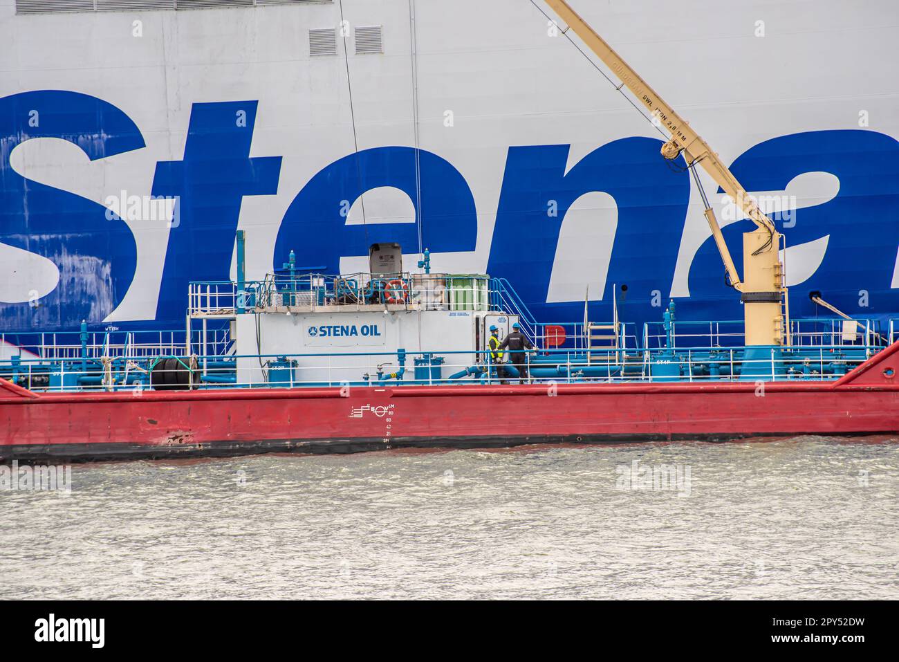 Göteborg, Schweden - Mai 04 2022: Bunkerschiff Oljaren liefert Treibstoff an eine Fähre der Stena-Linie. Stockfoto