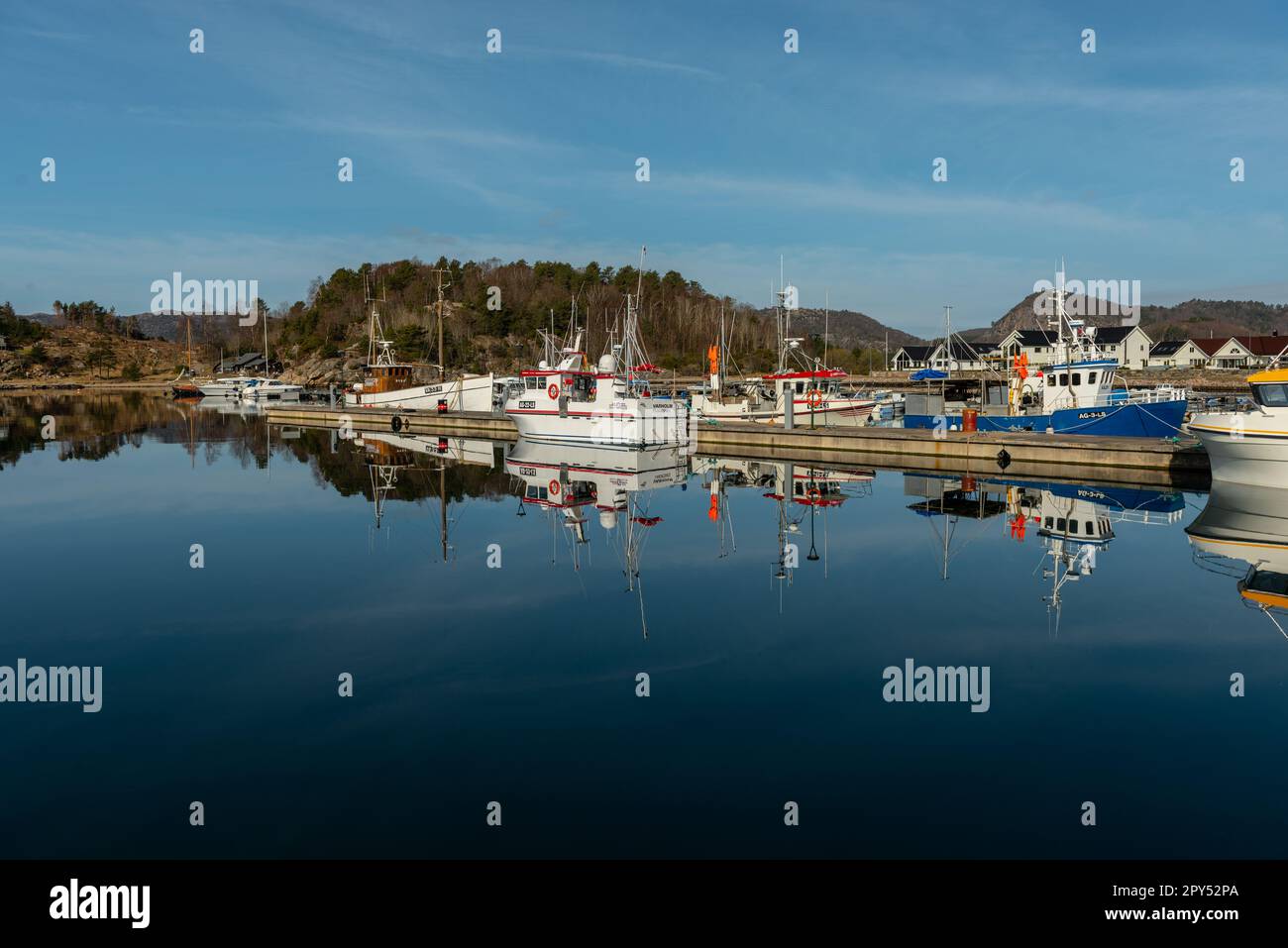 Lindesnes, Norwegen - April 17 2022: Fischerboote legen in Båly an. Stockfoto