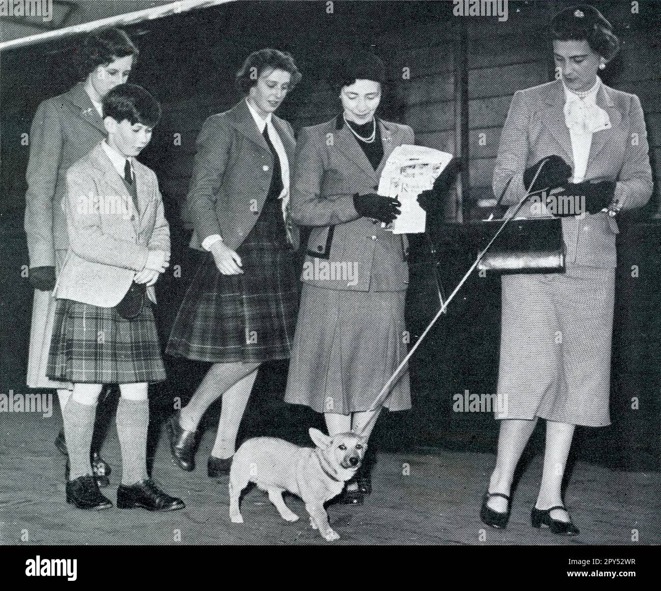 Pressefoto der Herzogin von Kent mit ihrem Corgi-Hund an der Aberdeen Joint Station, die am 5. September 1951 in Deeside Urlaub machen wird. Sie wird von ihren Kindern begleitet, Prinz Michael von Kent und Prinzessin Alexandra von Kent, die beide einen Kilt tragen. Schottland, Großbritannien Stockfoto