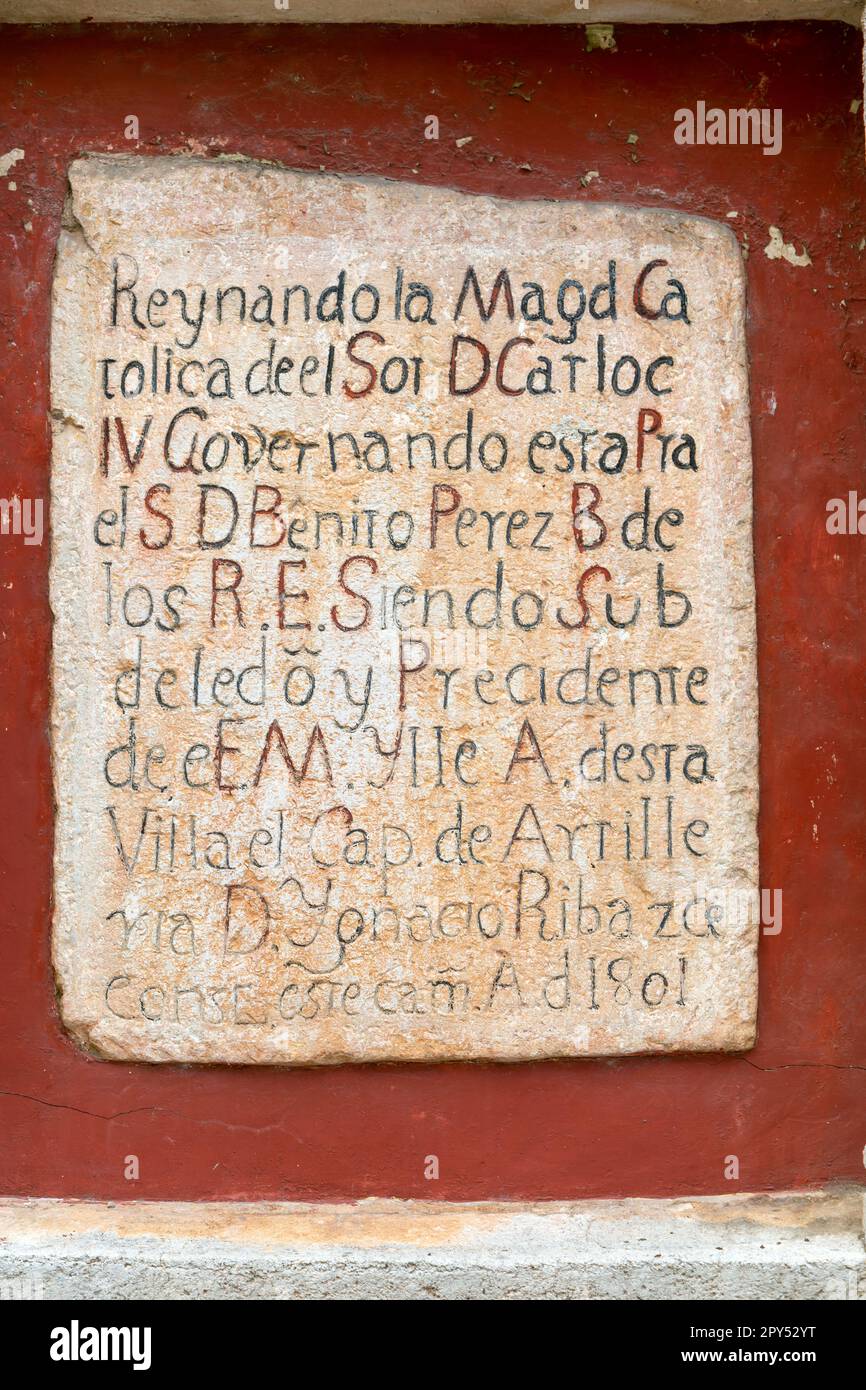 Historisches spanisches Steindenkmal an der Wand aus dem Jahr 1801, Calle de los Frailes, Valladolid, Yucatan, Mexiko Stockfoto