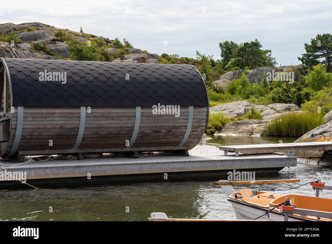 Göteborg, Schweden - Juli 24 2022: Fässer-förmige Sauna auf einem Holzfloß Stockfoto