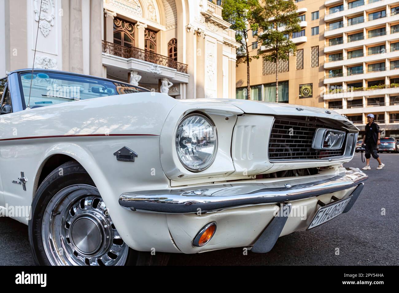 1967 Ford Mustang Cabrio, das als Hochzeitswagen vor dem Opernhaus, Ho Chi Minh City, Vietnam, verwendet wurde Stockfoto