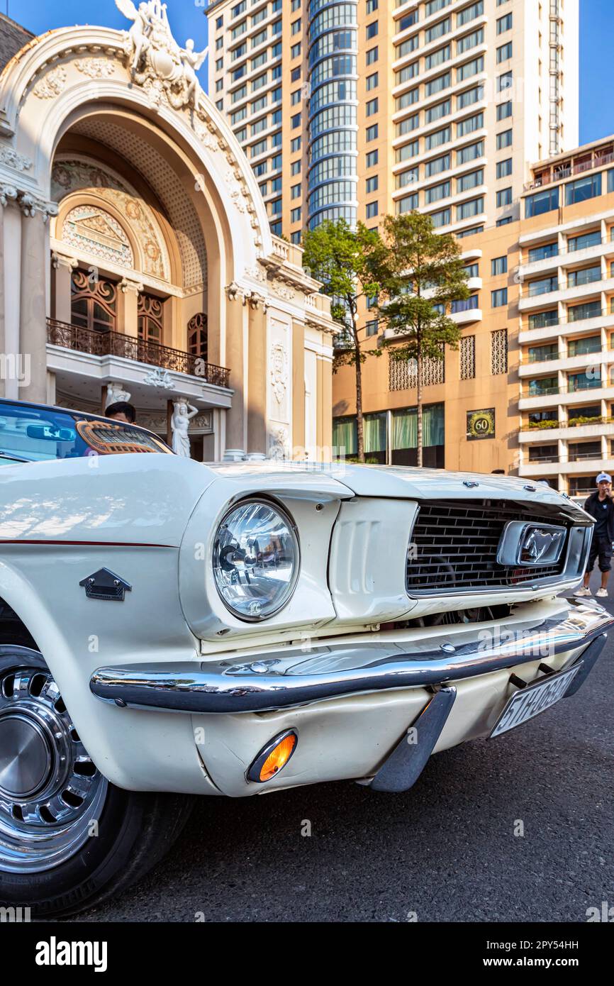 1967 Ford Mustang Cabrio, das als Hochzeitswagen vor dem Opernhaus, Ho Chi Minh City, Vietnam, verwendet wurde Stockfoto