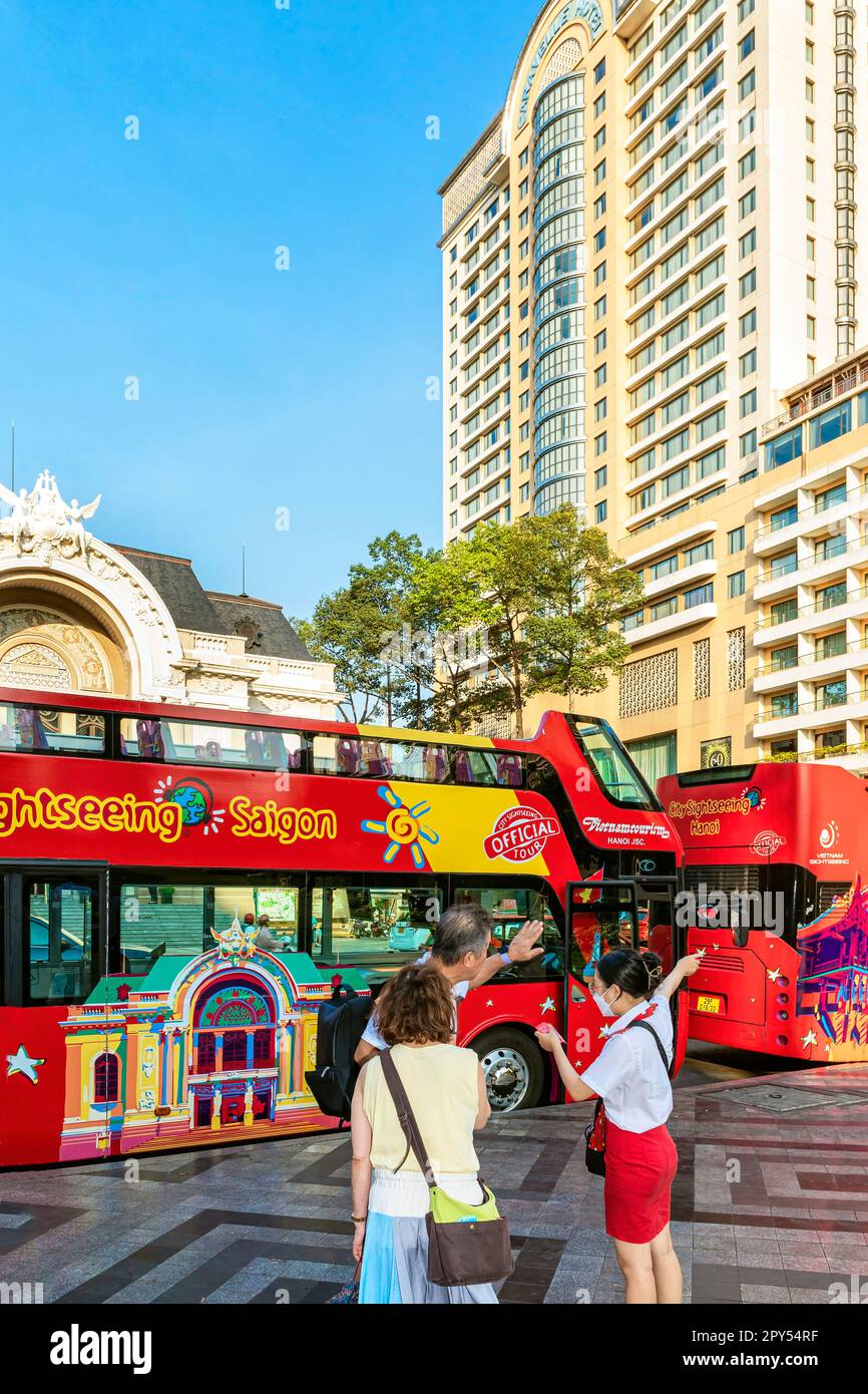 Doppeldeckerbus vor dem Opernhaus, Saigon Stadtzentrum, Vietnam Stockfoto