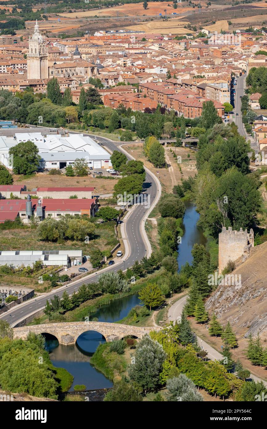 Puente romano sobre el Río Ucero y Torre del agua, Soria, Comunidad Autónoma de Castilla, Spanien, Europa Stockfoto