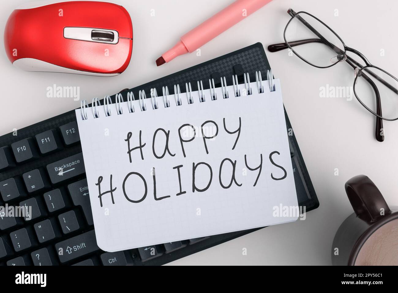 Konzeptüberschrift Happy Holidays. Mit der Begrüßung von Geschäftsideen wurde die Feierlichkeit vieler Feiertage gewürdigt Stockfoto