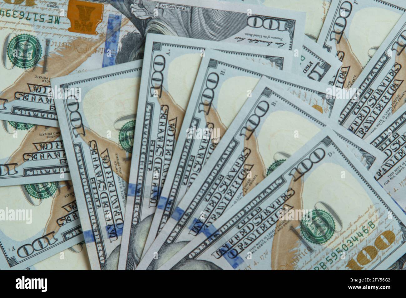 Draufsicht auf den Stapel von hundert 100-Dollar-Banknoten. PapierBanknoten, amerikanisches Geld, Bargeld, Geld, Ersparnisse. Stockfoto Draufsicht auf den Stapel von hundert 100-Dollar-Banknoten. PapierBanknoten, amerikanisches Geld, Bargeld, Geld, Ersparnisse. Stockfoto