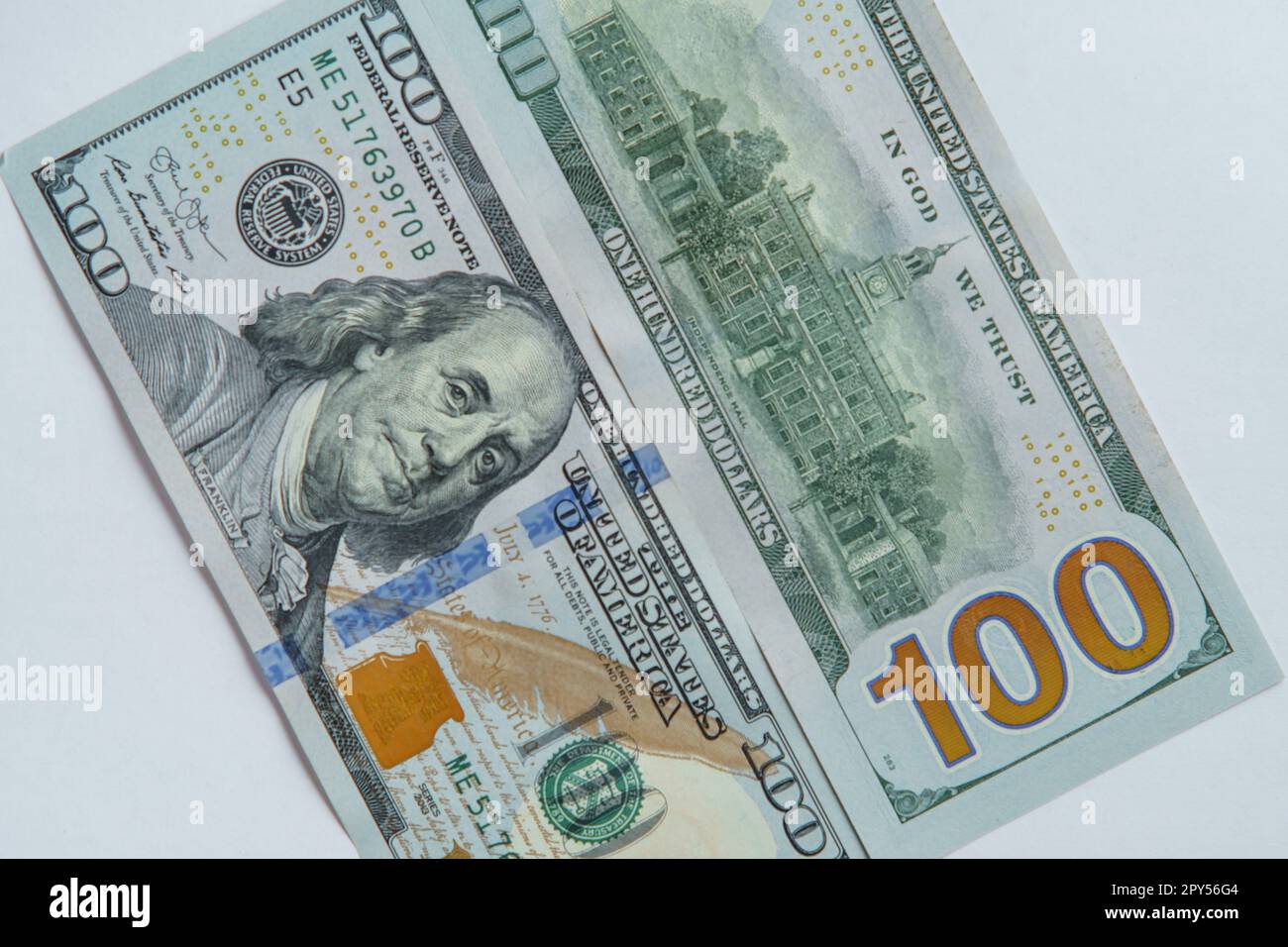 Eine flache Schachtel mit 200-Dollar-Banknoten, die auf weißem Hintergrund von oben und hinten angezeigt werden. Stockfoto